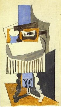 Naturaleza muerta sobre una mesa pedestal frente a una ventana abierta 1919 cubista Pablo Picasso Pinturas al óleo